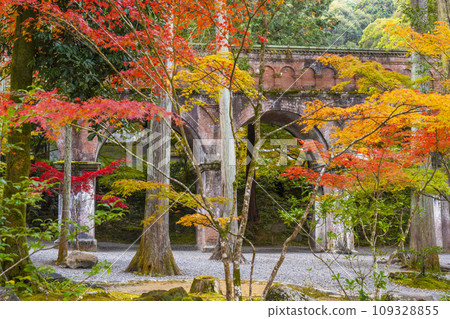 秋天的京都:南禪寺院內水鹿閣與秋葉的合作 秋天的京都:南禪寺院內水鹿閣與秋葉的合作 109328855