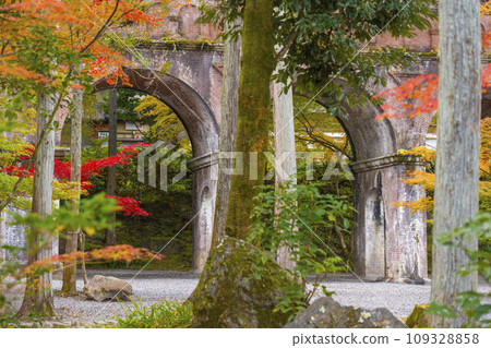 Kyoto in autumn: A collaboration of Suirokaku and autumn leaves on the grounds of Nanzenji Temple Kyoto in autumn: A collaboration of Suirokaku and autumn leaves on the grounds of Nanzenji Temple 109328858