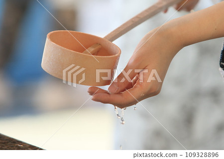 Wash your hands at the chemizuya before visiting the shrine 109328896