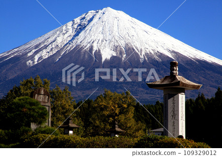 從靜岡縣大石寺境內眺望富士山 從靜岡縣大石寺境內眺望富士山 109329012
