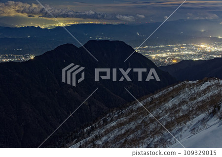 Night view of Mt. Ariake and Azumino from the Northern Alps, Mt. Tsubaku, and Tsubame-sanso. 109329015