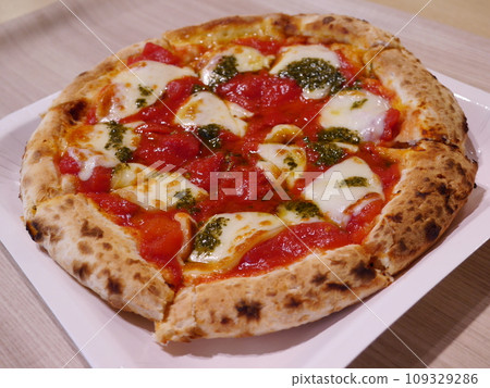 pizza margherita pizza margherita 109329286