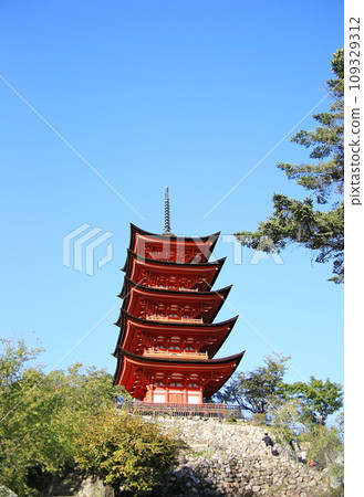 發光在藍天的五層塔 109329312