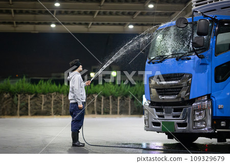 man washing a truck 109329679