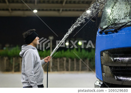 man washing a truck 109329680