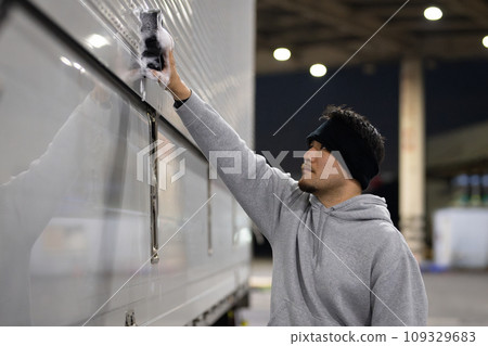 洗卡車的人 109329683