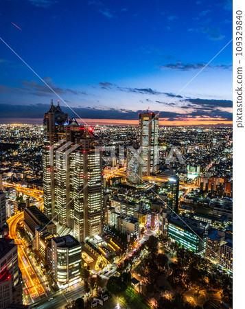 (Tokyo) Evening view of Tokyo cityscape from the observation deck of the Tokyo Metropolitan Government Building 109329840