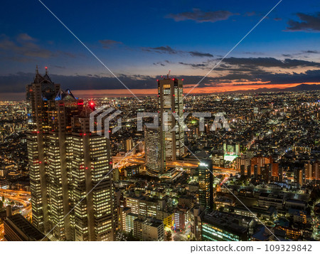 (東京)從東京都廳舍的展望台欣賞東京都市夜景 (東京)從東京都廳舍的展望台欣賞東京都市夜景 109329842
