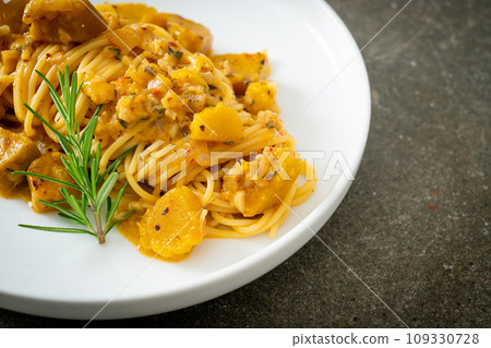 pumpkin spaghetti pasta alfredo sauce 109330728