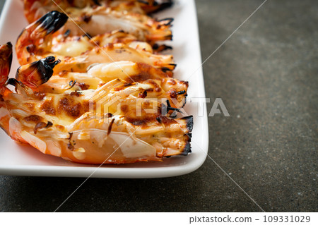 grilled river prawns or shrimps with cheese 109331029