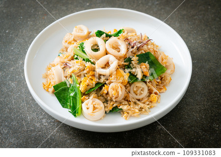 Fried rice with squid or octopus 109331083