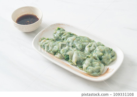 steamed chives dumplings with sauce 109331108