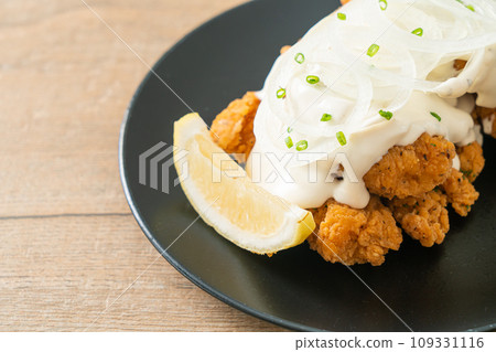 Snow Onion Chicken or Fried Chicken with Creamy Onions Sauce 109331116