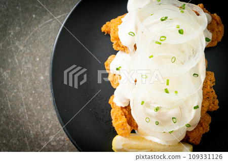 Snow Onion Chicken or Fried Chicken with Creamy Onions Sauce Snow Onion Chicken or Fried Chicken with Creamy Onions Sauce 109331126