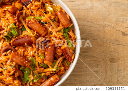 Stir-fried squid or octopus with Korean spicy sauce rice bowl 109331151