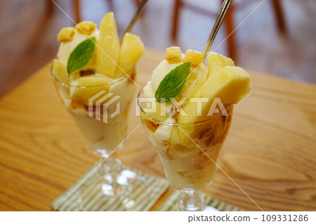 pear fruit parfait 109331286