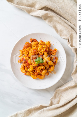 macaroni with tomatoes sauce and mince pork 109331300