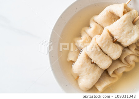 Odeng - Korean fish cake skewer in soup 109331348