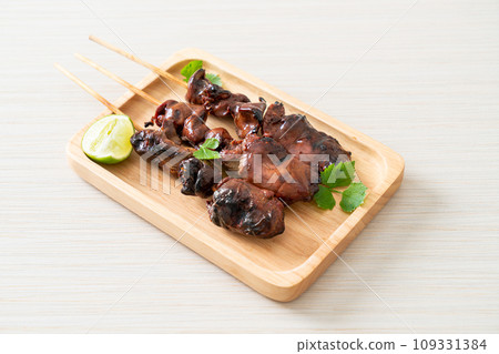 grilled chicken liver with herbs and spices 109331384