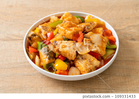 fish stew with tomato and pepper 109331433
