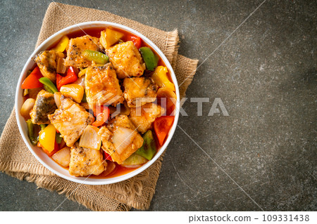 fish stew with tomato and pepper 109331438
