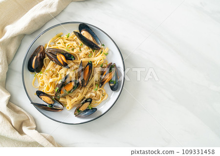 linguine spaghetti pasta vongole white wine sauce 109331458