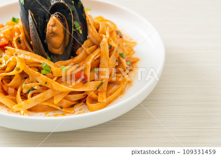 Spaghetti pasta with mussels or clams and tomato sauce Spaghetti pasta with mussels or clams and tomato sauce 109331459