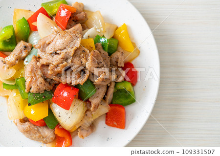 Stir Fried Pork with Black Pepper 109331507