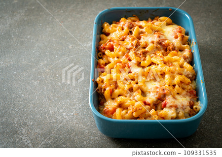 homemade macaroni bolognese with cheese 109331535
