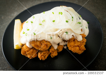 Snow Onion Chicken or Fried Chicken with Creamy Onions Sauce 109331537