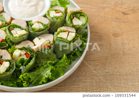 vegetables wrap or salad rolls with creamy salad sauce 109331544