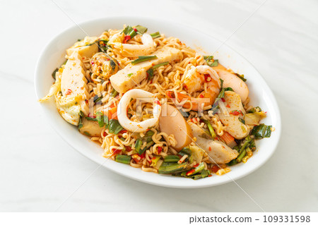 Instant noodle spicy salad with mixed meats 109331598