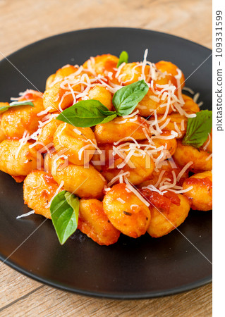 gnocchi in tomato sauce with cheese 109331599