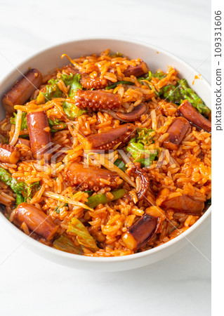 Stir-fried squid or octopus with Korean spicy sauce rice bowl Stir-fried squid or octopus with Korean spicy sauce rice bowl 109331606