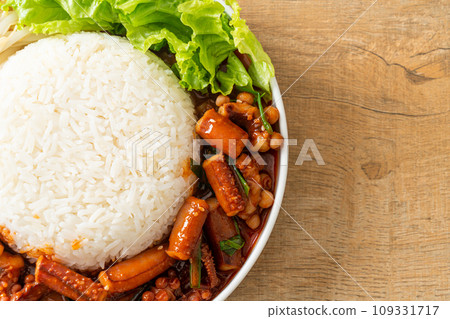 Stir-fried squid or octopus with Korean spicy sauce rice bowl Stir-fried squid or octopus with Korean spicy sauce rice bowl 109331717
