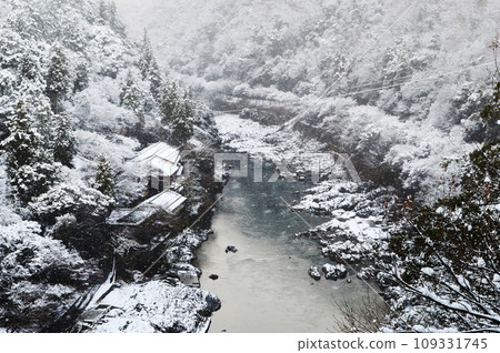 Snowy landscape of Hozukyo Gorge seen from Arashiyama Park, Kyoto City Snowy landscape of Hozukyo Gorge seen from Arashiyama Park, Kyoto City 109331745