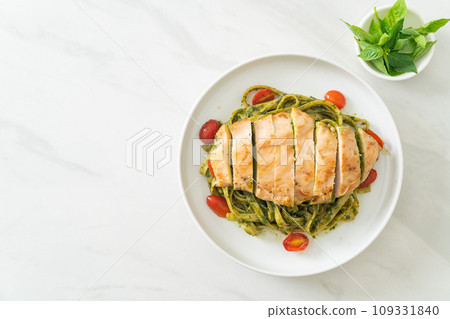 fettuccine spaghetti pasta in pesto sauce with grilled chicken 109331840
