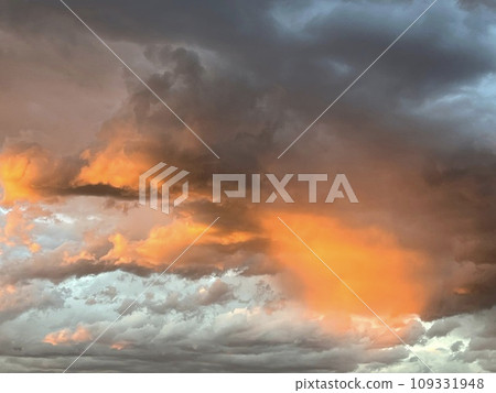 黃昏的天空中有很多烏雲/天空 109331948