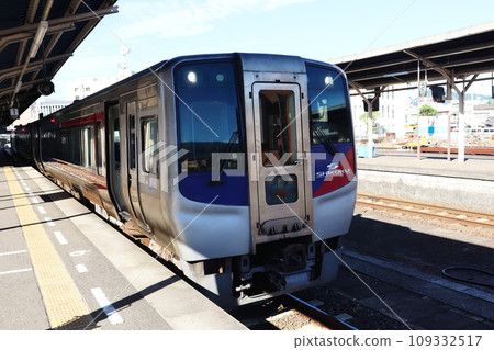 Uwakai, a limited express train that stops at the platform of Uwajima Station on the JR Yosan Line Uwakai, a limited express train that stops at the platform of Uwajima Station on the JR Yosan Line 109332517