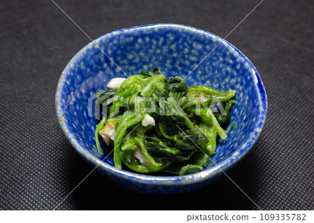 Stir-fried spinach and bacon 109335782