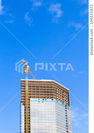 construction of multi-storey building on sunny day 109335872