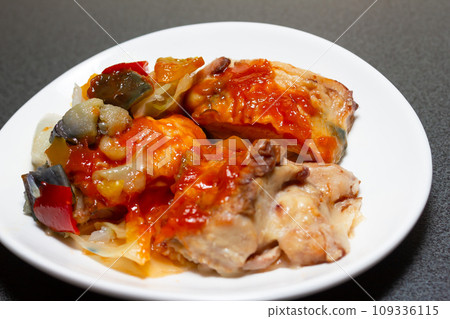 chicken with tomato sauce 109336115