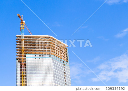 construction of high-rise building on sunny day 109336192