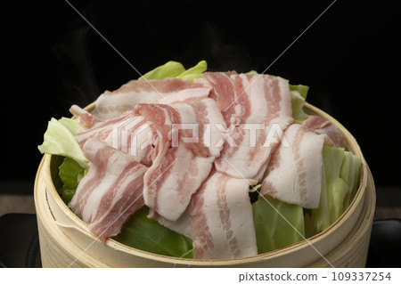 Steamed shabu raw meat preparation before steaming 109337254