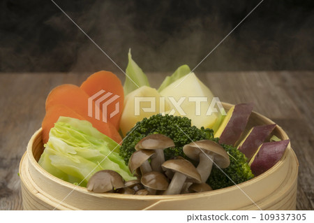 Warm vegetables, steamed vegetables, open the lid 109337305