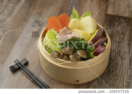 蒸蔬菜和豬肉 109337330