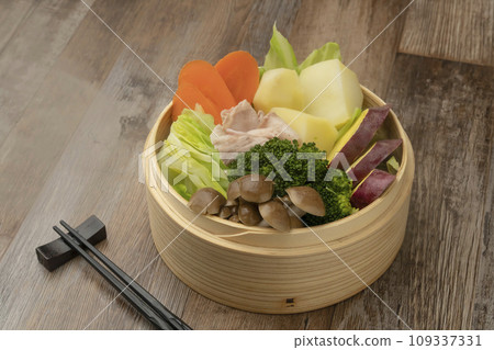 Steamed vegetables and pork 109337331