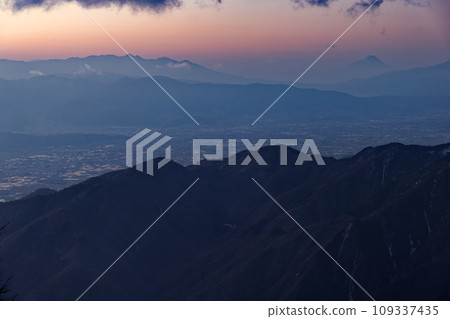 Mt. Fuji and Mt. Yatsugatake at dawn seen from Mt. Tsubaku in the Northern Alps 109337435