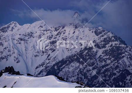 從北阿爾卑斯山椿山眺望黎明時分的矢鹿岳 109337436