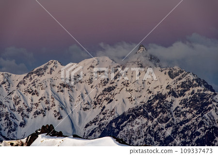 從北阿爾卑斯山椿山眺望黎明時分的矢鹿岳 109337473